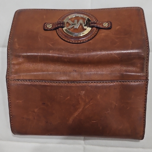 Michael Kors Tan Leather Wallet with Gold Logo - Picture 9 of 13